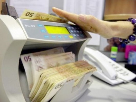 Cursul a urcat peste 4,44 lei/euro